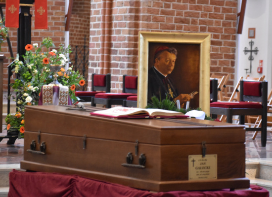 Pogrzeb Jego Ekscelencji Biskupa Jana Gałeckiego - biskupa pomocniczego seniora diecezji szczecińsko-kamieńskiej [FOTOGALERIA]