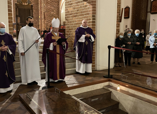 Dzień Zaduszny i modlitwa za zmarłych w katedrze